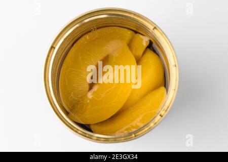 Pêches en conserve sur fond blanc Banque D'Images