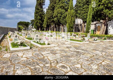 Cryptes et détails des tombes familiales sur le cimetière de la vieille ville Cemiterio dos Prazeres à Lisbonne, Portugal en Europe Banque D'Images