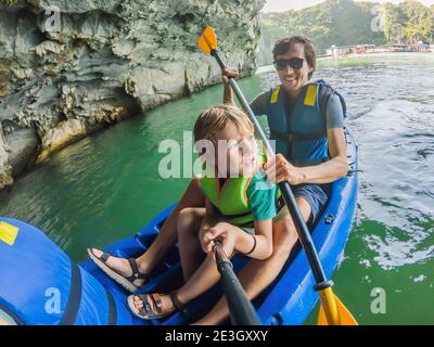 Maman, papa et fils qui raviront sur un kayak à Halong Bay. Vietnam. Voyage en Asie, bonheur émotion, concept de vacances d'été. Voyager avec Banque D'Images