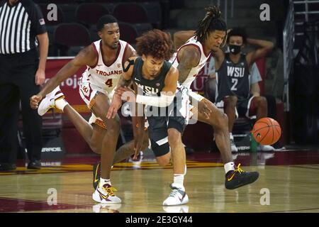 Les Cougars de l'État de Washington gardent Isaac Bonton (10) batailles pour le Ball avec des chevaux de Troie de Californie du Sud en avant Evan Mobley (4) et Garde Isaiah White Banque D'Images