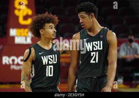 Les Cougars de l'État de Washington gardent Isaac Bonton (10) et centrez Dishon Jackson (21) réagit au cours de la deuxième moitié pendant une NCAA match de basket-ball universitaire contre Banque D'Images