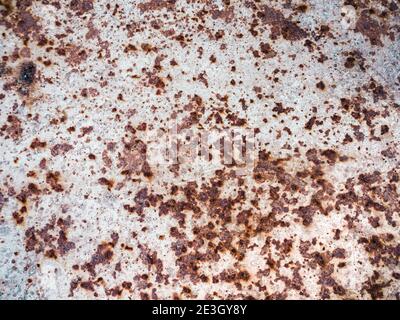 Surface métallique rouillée usée avec un fond de texture craquelée. Banque D'Images