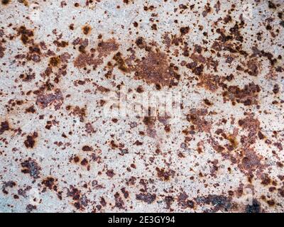 Surface métallique rouillée usée avec un fond de texture craquelée. Banque D'Images