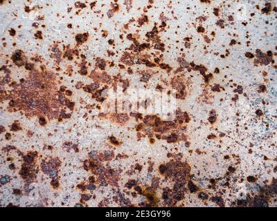 Surface métallique rouillée usée avec un fond de texture craquelée. Banque D'Images