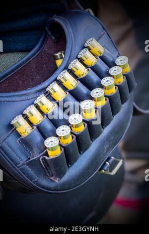 Carapace de fusil de chasse dans un sac en cuir de chargeurs lors d'une pousse de faisan dans la campagne rurale de l'Oxfordshire. Banque D'Images