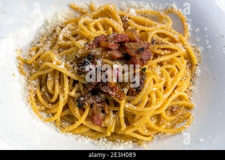 Spaghetti Carbonara servi dans un restaurant de Rome, Lazio, Italie Banque D'Images