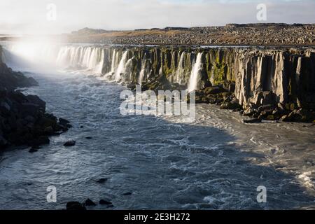 Selfoss, Wasserfall auf Island, Wasserfall des Flusses Jökulsá á Fjöllum Gletscherfluß, Gletscherfluss, Jökulsárgljúfur-Nationalpark, Schlucht Jökulsá Banque D'Images