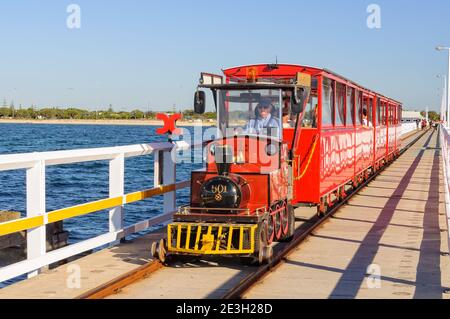 Le train Jetty emmène les touristes sur un trajet de 1.7 kilomètres à travers les belles eaux des boutiques de Geographe Bay - Busselton, WA, Australie Banque D'Images