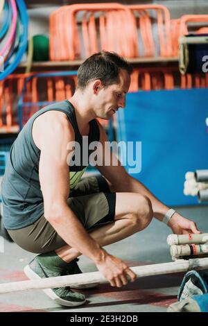 Clermont-Ferrand (63). 2019/07/09. Renaud Lavillenie, un vaulteur français pendant une session d'entraînement. Portrait, ici en mettant ses bâtons dans un cas Banque D'Images