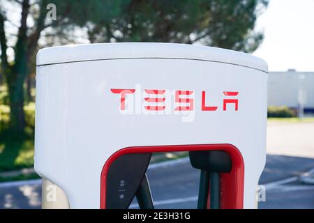 Bordeaux , Aquitaine France - 11 21 2020 : tesla chargeur de véhicule EV voiture électrique à la station de charge Supercharger avec le câble d'alimentation branché Banque D'Images