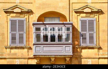 Balcons traditionnels en bois colorés au centre de la Valette. Malte Banque D'Images