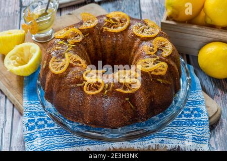 Gâteau aux graines de citron et de pavot avec des tranches de fruits confites et glaçage au citron Banque D'Images