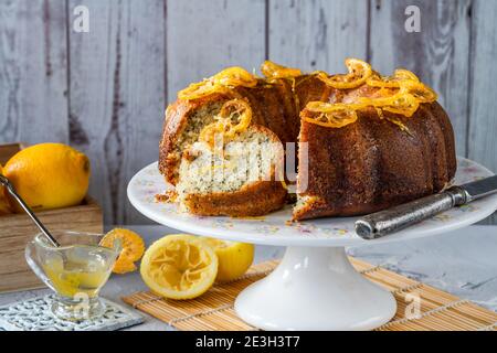 Gâteau aux graines de citron et de pavot avec des tranches de fruits confites et glaçage au citron Banque D'Images