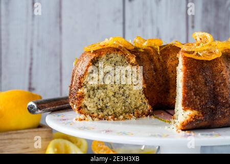 Gâteau aux graines de citron et de pavot avec des tranches de fruits confites et glaçage au citron Banque D'Images