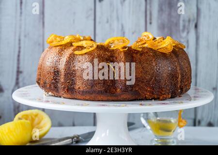 Gâteau aux graines de citron et de pavot avec des tranches de fruits confites et glaçage au citron Banque D'Images