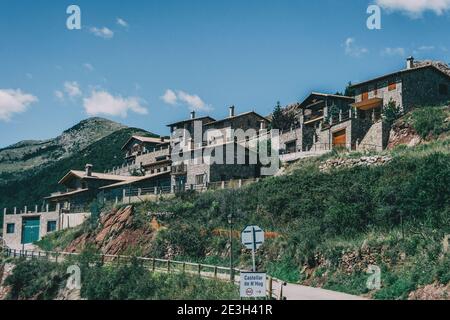 Vue sur une petite ville rustique de Catalogne, Espagne. Les façades des maisons sont faites de vieilles pierres et toutes les maisons sont très semblables les unes aux autres Banque D'Images