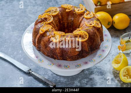 Gâteau aux graines de citron et de pavot avec des tranches de fruits confites et glaçage au citron Banque D'Images