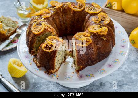 Gâteau aux graines de citron et de pavot avec des tranches de fruits confites et glaçage au citron Banque D'Images