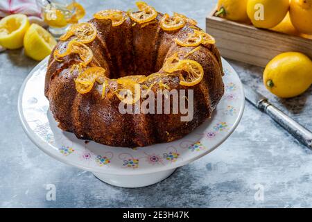 Gâteau aux graines de citron et de pavot avec des tranches de fruits confites et glaçage au citron Banque D'Images