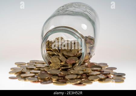 Pièces, pièces en euros, pièces en cents, un cent, deux cents, cinq cents, dix cents, vingt cents, cinquante cents, pièces en argent, recueillies dans un pot de conservation, Banque D'Images