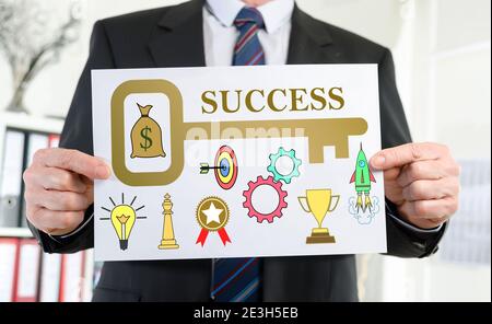 Papier montrant le concept de réussite d'entreprise détenu par un homme d'affaires Banque D'Images