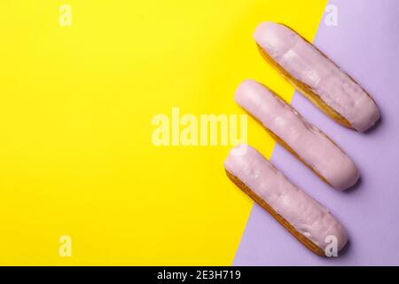 Délicieux eclairs avec crème anglaise sur fond deux tons Banque D'Images