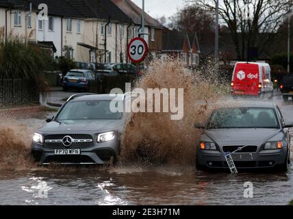 Hathern, Leicestershire, Royaume-Uni. 19 janvier 2021. Météo au Royaume-Uni. Une Mercedes est conduite au-delà d'une voiture Volvo échouée dans les eaux d'inondation. Storm Christoph est sur le fait d'apporter des inondations généralisées dans certaines parties de l'Angleterre. Credit Darren Staples/Alay Live News. Banque D'Images