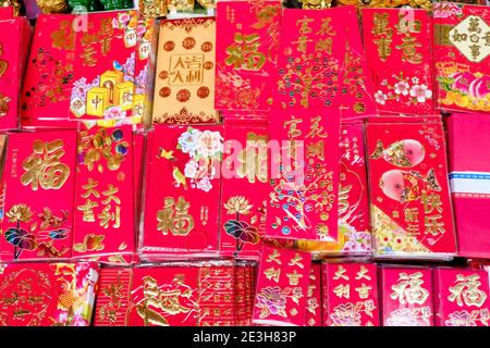 Enveloppes traditionnelles rouges ('hóngbao') données avec de l'argent à l'intérieur comme cadeaux pendant le nouvel an et d'autres occasions en Chine et de nombreuses parties de l'Asie du Sud-est. Banque D'Images