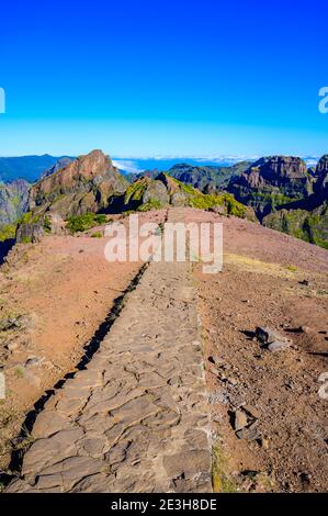 Belle vue de la montagne 'Pico do Arieiro' - sentier de randonnée jusqu'à Pico Ruivo sur l'île tropicale de Madère. Sentier PR1 - Vereda do Areeiro - paradis t Banque D'Images
