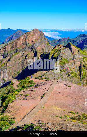 Belle vue de la montagne 'Pico do Arieiro' - sentier de randonnée jusqu'à Pico Ruivo sur l'île tropicale de Madère. Sentier PR1 - Vereda do Areeiro - paradis t Banque D'Images