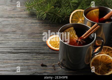 Tasses de vin chaud avec des branches de pin et des épices sur une table en bois, une fête de vin chaud de Noël avec des branches de sapin Banque D'Images