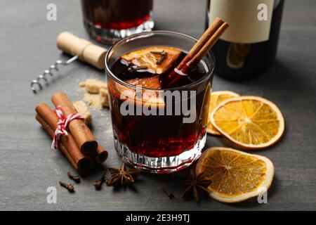 Bouteille de vin et plusieurs tasses de vin chaud épicé sur bois, une quantité de vin chaud pour une fête de Noël Banque D'Images