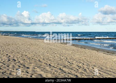 Paysage de plage vide après une nuit de pluie sur la côte Baltique allemande, Dierhagen Banque D'Images