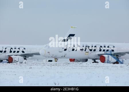 Prague, République Tchèque - 18 janvier 2021 : les avions Finnair sont mis à terre et stockés en raison de la crise mondiale du coronavirus à l'aéroport de Prague. Banque D'Images