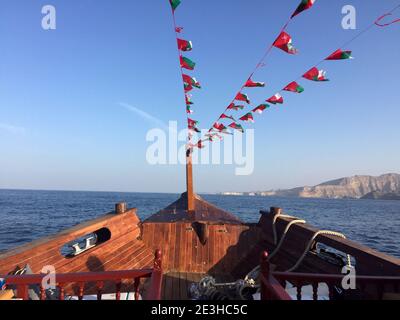 Croisière au coucher du soleil sur un Dhow traditionnel, Muscat, Sultanat d'Oman Banque D'Images