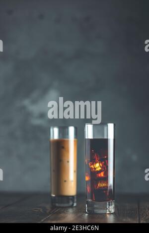 Deux verres de café froid et de glace. Boisson d'été froide sur une table en bois sombre et fond gris avec espace de copie Banque D'Images