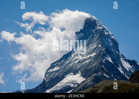 Des nuages soufflent du sommet et de la face sud de l'emblématique Cervin à Zermatt, Valais, Suisse, vue de Zermatt Schwarzsee Banque D'Images