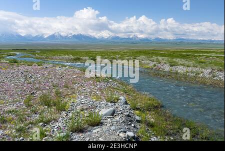 Pic de Lénine ou de Kullai abu-ali ibn sino et de Dserschinski. Vallée d'Alaj en face de la chaîne de montagnes Trans - Allay dans les montagnes de Pamir. Asie Banque D'Images