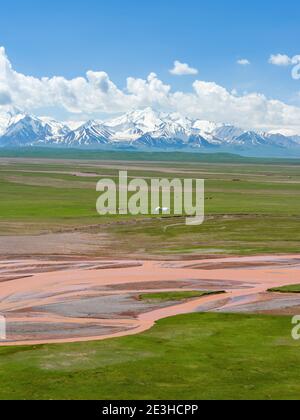 Yourte dans la vallée d'Alaj en face de la chaîne de montagnes Trans - Allay dans les montagnes de Pamir. Asie, Asie centrale, Kirghizistan Banque D'Images