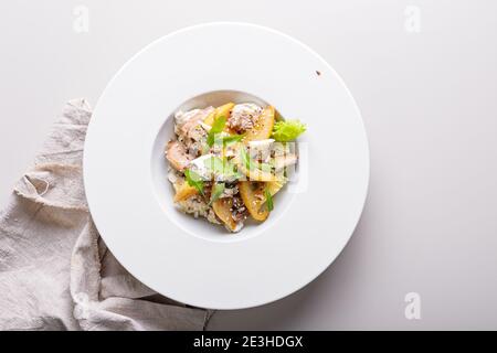 Des recettes alimentaires rapides et saines. Salade avec légumes, herbes, dinde sous viande de vide, poire caramélisée, fromage bleu avec sauce au sésame sur plaque blanche Banque D'Images