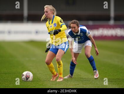 Lucy Whipp (à droite) de Birmingham City et Inessa Kaagman de Brighton et Hove Albion se battent pour le ballon lors du match de la Super League féminine FA au SportNation.bet Stadium, Birmingham. Banque D'Images