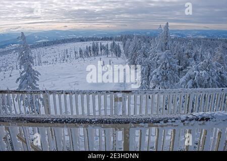 Hiver Beskids, vue depuis la tour d'observation. Banque D'Images