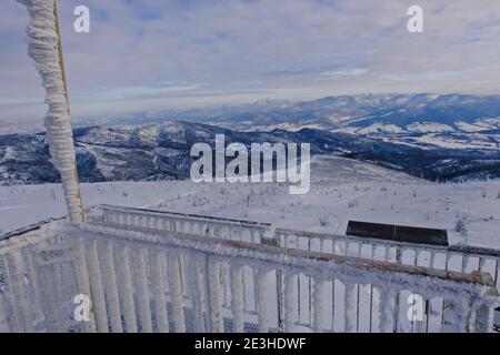 Hiver Beskids, vue depuis la tour d'observation. Banque D'Images