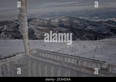 Montagnes d'hiver. Hiver Beskids, vue depuis la tour d'observation. Banque D'Images