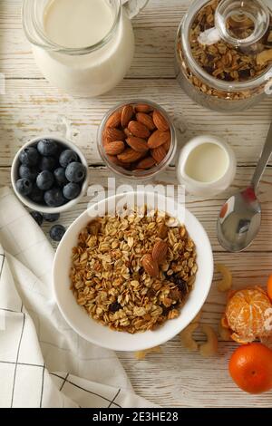 Concept de petit déjeuner savoureux avec granola sur fond de bois Banque D'Images