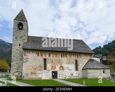 Église San Vigilio et fresque Danza Macabra ( danse Macabre ou danse de la mort ) de Simone Baschenis datant de 1539, Pinzolo, Val Rendena en Italie Banque D'Images