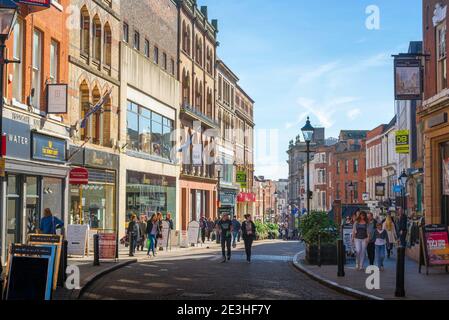 Grande rue du Royaume-Uni, vue sur les magasins traditionnels et les magasins de la High Street à Derby, Angleterre, Royaume-Uni Banque D'Images