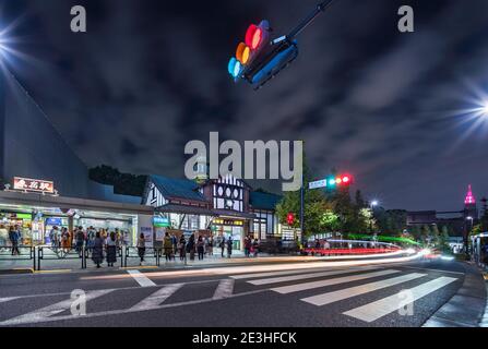 tokyo, japon - novembre 05 2019 : vue de nuit de l'ancienne station de Harajuku en bois construite dans un style à colombages célèbre pour son toit triangulaire topp Banque D'Images