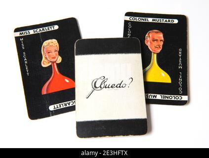 Jeu de cartes de jeu détective Cluedo d'une version 1949 du jeu de société sur fond blanc Banque D'Images