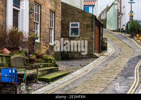 Vue de la déclivité, vieilles rues pavées de Staithes, un pittoresque village de pêcheurs dans le Yorkshire du Nord sur la côte est de l'Angleterre, Royaume-Uni Banque D'Images